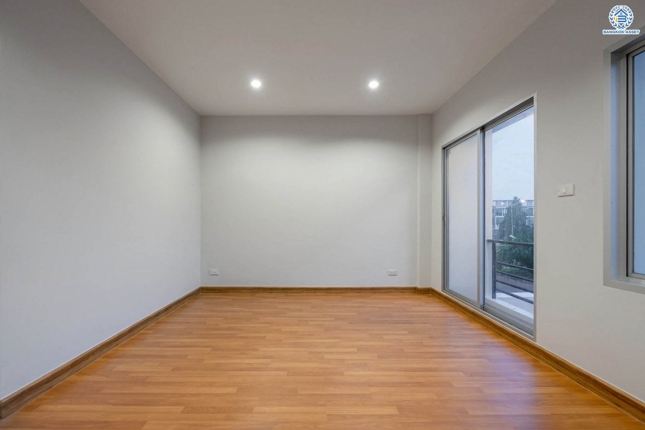 บ้านมือสองตกแต่งใหม่ ดีไซน์สวย ม.วิสต้าปาร์ค รัชดา-รามอินทรา เนื้อที่ 22.3 ตร.ว. ฟังก์ชัน 4 ห้องนอน 4 ห้องน้ำ จอดรถได้ 2 คัน รองรับทุกกิจกรรม บนทำเลเชื่อมต่อหลายเส้นทาง อาทิ ถนนประเสริฐมนูกิจ และถนนนวมินทร์ ใกล้รถไฟฟ้าสายสีชมพู "สถานีนพรัตน์" และจุดขึ้นทางด่วน "รามอินทรา"